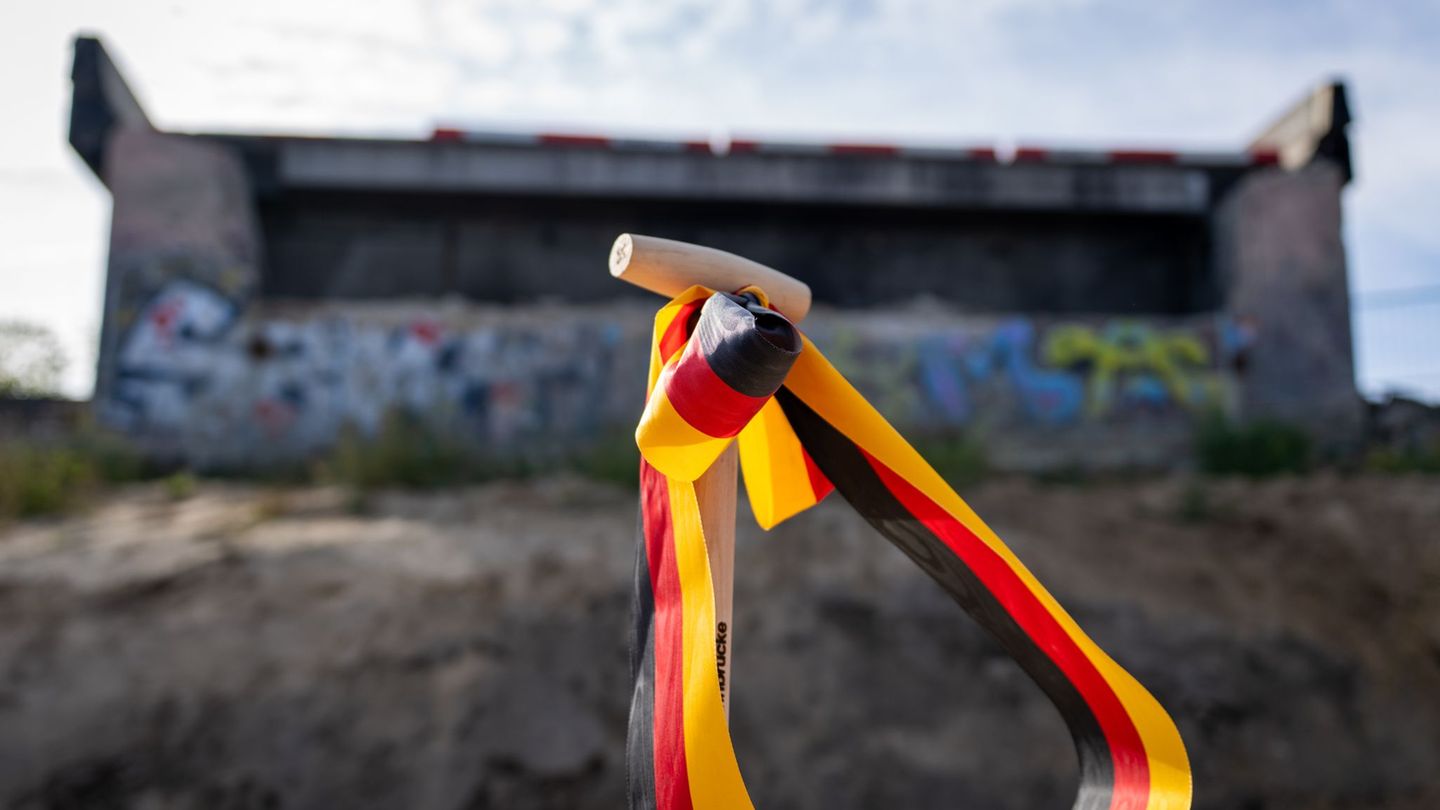 Für den Neubau der Ringbahnbrücke erfolgte im Berliner Westen der feierliche Spatenstich. Foto: Soeren Stache/dpa