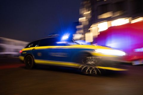 Der Fahrer war laut Polizei mutmaßlich auf dem Rückweg von einem Tuning-Treffen. (Symbolbild) Foto: Marijan Murat/dpa
