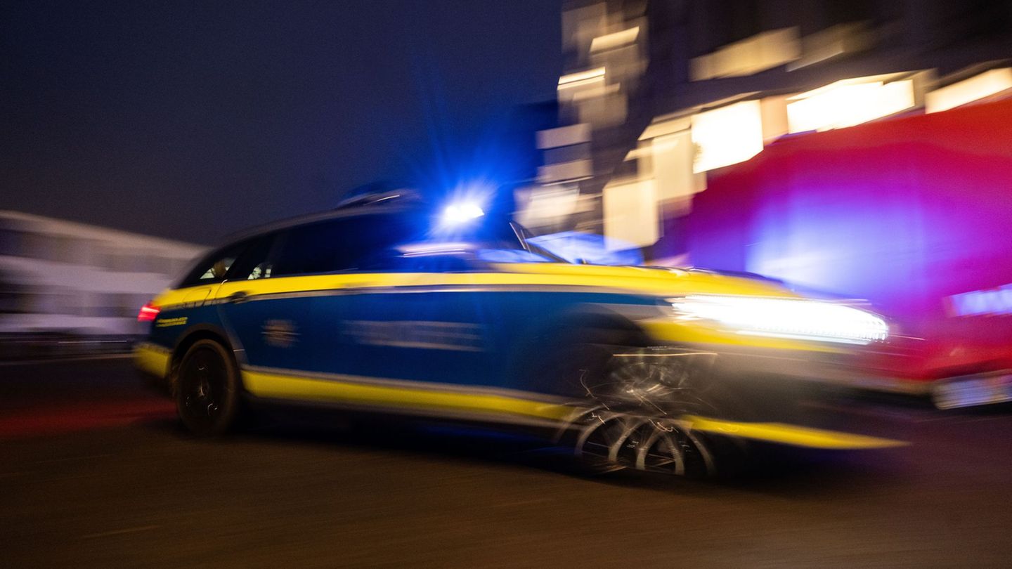 Der Fahrer war laut Polizei mutmaßlich auf dem Rückweg von einem Tuning-Treffen. (Symbolbild) Foto: Marijan Murat/dpa