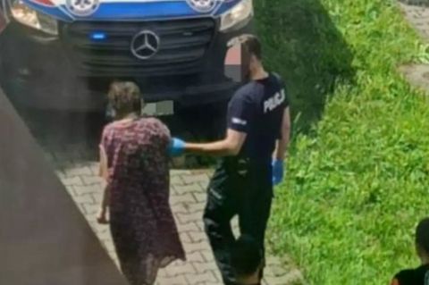 Die Entführte Mirella kann kaum laufen, als die Einsatzkräfte sie aus der Wohnung holen. Es ist das erste Mal seit 27 Jahren, dass sie wieder an der frischen Luft ist