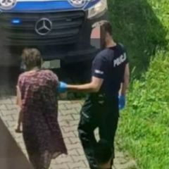 Die Entführte Mirella kann kaum laufen, als die Einsatzkräfte sie aus der Wohnung holen. Es ist das erste Mal seit 27 Jahren, dass sie wieder an der frischen Luft ist