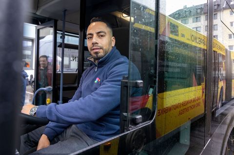 Der Syrer Mothana Khder weiß den sicheren Job als Busfahrer sehr zu schätzen. Foto: Helmut Fricke/dpa