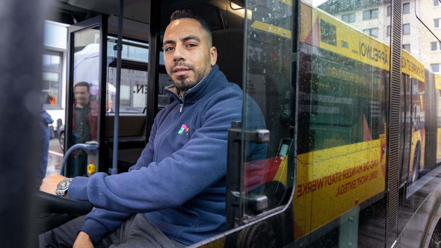 Der Syrer Mothana Khder weiß den sicheren Job als Busfahrer sehr zu schätzen. Foto: Helmut Fricke/dpa