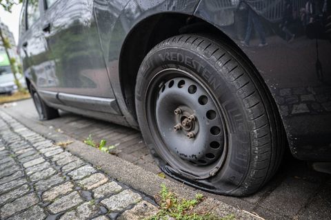 In Düsseldorf entdeckte die Polizei 57 betroffene Autos, in Bielefeld 24. (Symbolbild) Foto: Sina Schuldt/dpa