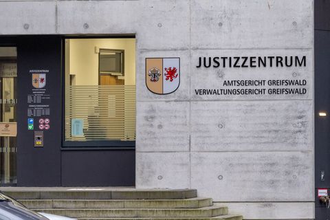 Ein 31-Jähriger muss sich vor dem Amtsgericht Greifswald wegen eines Angriffs verantworten unter anderem auf einen Polizisten, d