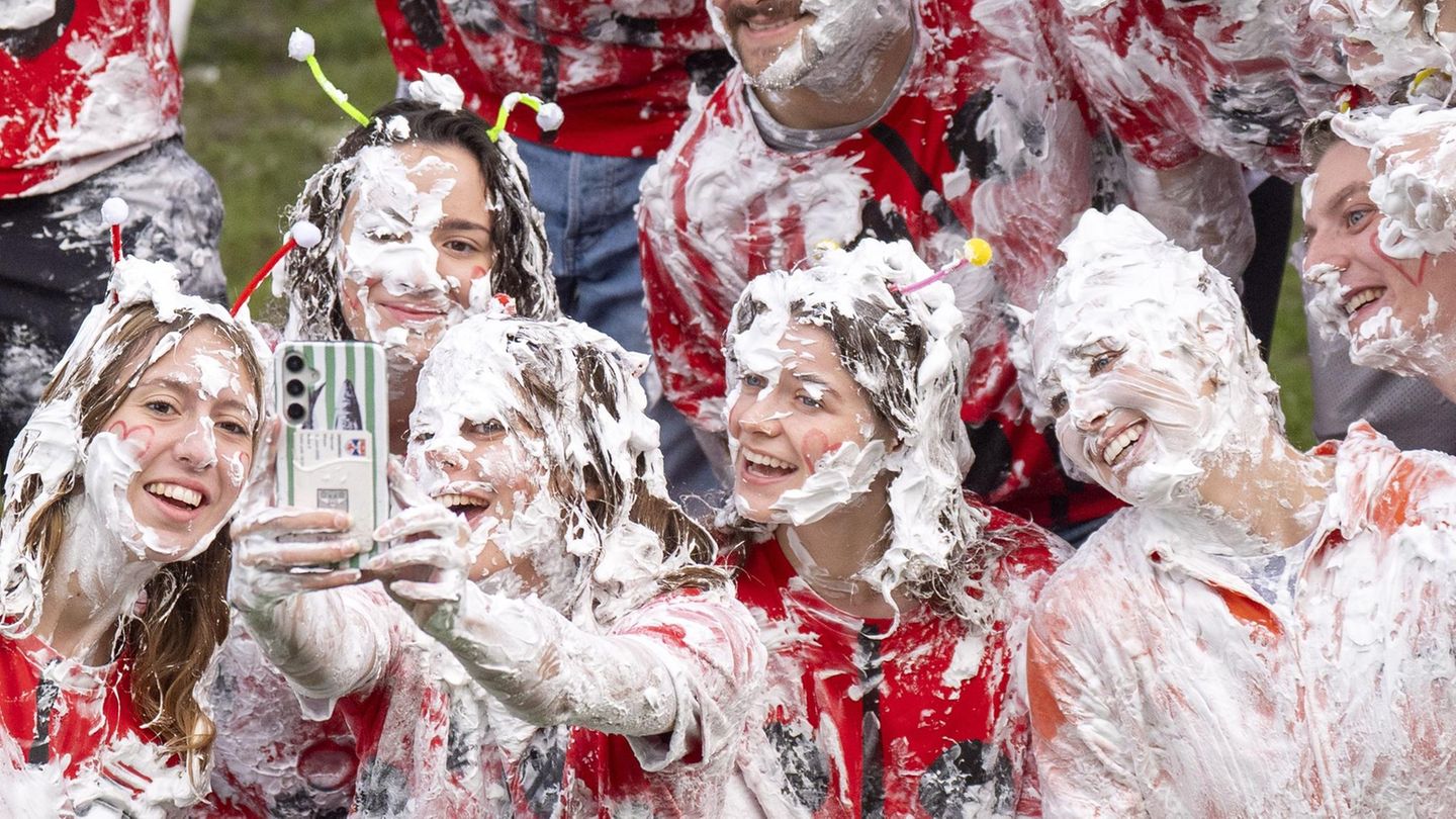 20. Oktober: Schmierige Tradition St. Andrews, Großbritannien. Studenten nehmen an der traditionellen Schaumschlacht am "Raisin Monday" auf dem Rasen des St. Salvator's Lower College an der Universität von St. Andrews in Fife teil. Das chaotische Spektakel ist der Höhepunkt eines Wochenendes voller Festlichkeiten, bei denen sich die Erstsemester bei ihren älteren "Eltern" für ihre Betreuung bedanken