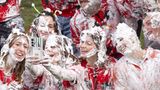 St. Andrews, Großbritannien. Studenten nehmen an der traditionellen Schaumschlacht am "Raisin Monday" auf dem Rasen des St. Salvator's Lower College an der Universität von St. Andrews in Fife teil. Das chaotische Spektakel ist der Höhepunkt eines Wochenendes voller Festlichkeiten, bei denen sich die Erstsemester bei ihren älteren "Eltern" für ihre Betreuung bedanken