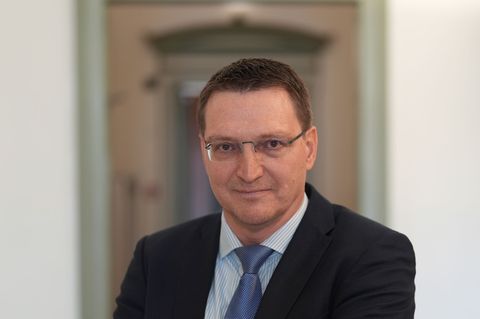Die Maßnahmen sollen weiterhin eine gute Erreichbarkeit der Amtsgerichte ermöglichen, aber laut Dirk Bahrenfuss auch deutliches