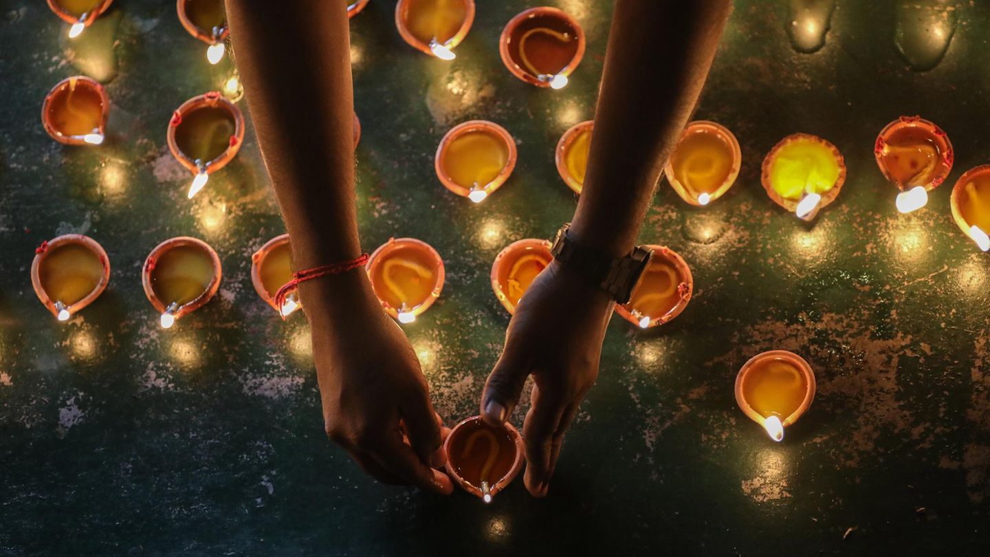 20. Oktober: Es werde Licht! Colombo, Sri Lanka. Hinduistische Gläubige zünden während des Diwali-Festes in einem Hindu-Tempel Öllampen an. Diwali ist eines der wichtigsten Feste im Hinduismus. Es wird von Hindus auf der ganzen Welt gefeiert und ist auch als Lichterfest bekannt. Es symbolisiert den Sieg des Guten über das Böse