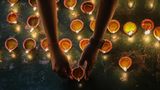 Colombo, Sri Lanka. Hinduistische Gläubige zünden während des Diwali-Festes in einem Hindu-Tempel Öllampen an. Diwali ist eines der wichtigsten Feste im Hinduismus. Es wird von Hindus auf der ganzen Welt gefeiert und ist auch als Lichterfest bekannt. Es symbolisiert den Sieg des Guten über das Böse