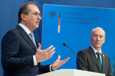Bundesinnenminister Alexander Dobrindt (CSU) bemüht sich um Abschiebungen von Straftätern nach Afghanistan