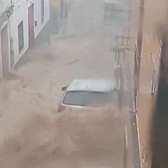 Braune Wassermassen schießen durch Straßen in Andalusien
