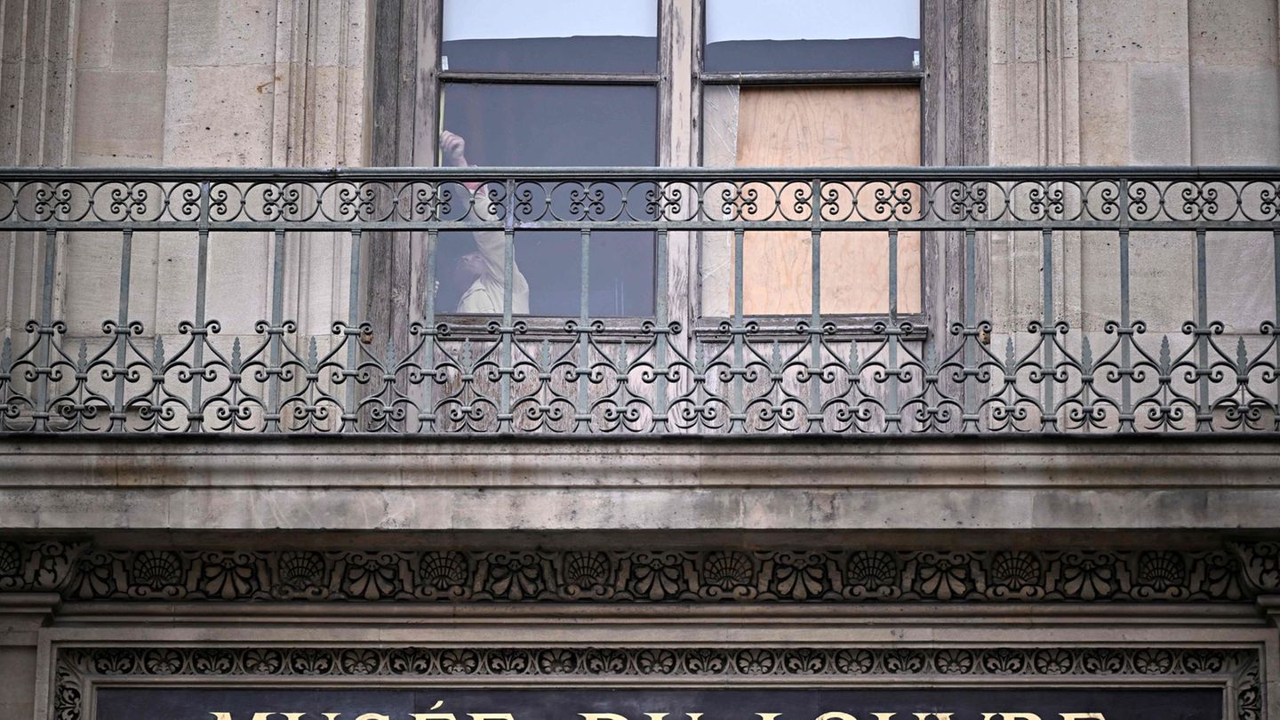 Im Pariser Louvre wurden kostbare Schmuckstücke gestohlen. Foto: Julien De Rosa/AFP/dpa