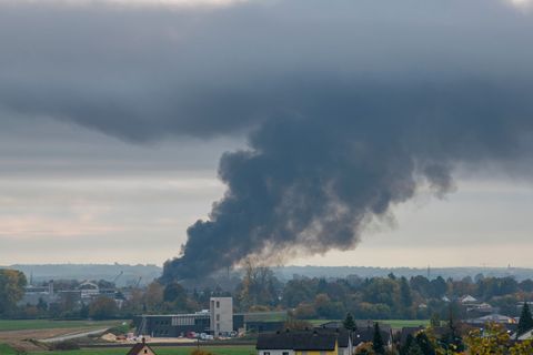 In Sontheim an der Brenz ist in einem Recyclingbetrieb Feuer ausgebrochen. Foto: Stefan Puchner/dpa