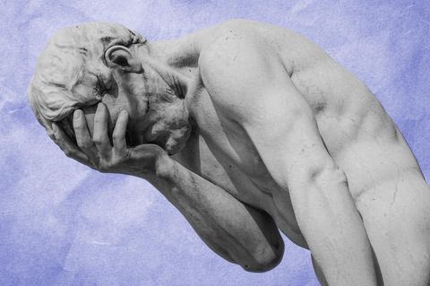 Eine Statue verdeckt sich mit der Hand das Gesicht.