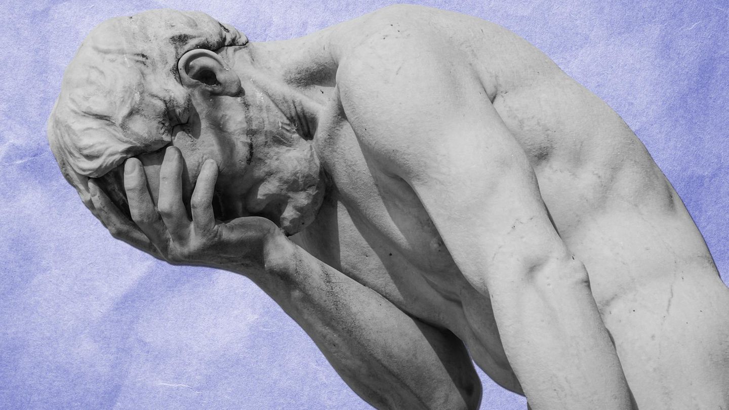 Eine Statue verdeckt sich mit der Hand das Gesicht. Eine Statue verdeckt sich mit der Hand das Gesicht.