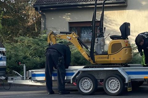Bei der Suche nach Beweismitteln im Fall Rebecca setzte die Polizei auch einen Bagger ein. Foto: Sarah Knorr/dpa
