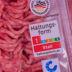 Bei Haltungsform 1 gelten die gesetzlichen Mindestanforderungen. (Archivbild) Foto: Rolf Vennenbernd/dpa