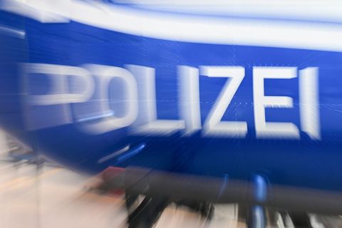 Mit Hubschrauber hat die Polizei nach einem versuchten Metalldiebstahl gefahndet. (Symbolbild) Foto: Bernd Weißbrod/dpa