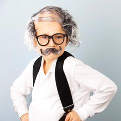 Ein Kind verkleidet als alter Mann