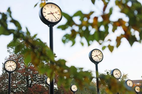 Die Zeitumstellung von Sommer- auf Winterzeit erfolgt 2025 in der Nacht zum 26. Oktober. (Archivbild) Foto: Oliver Berg/dpa
