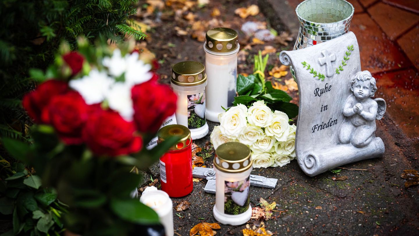 Blumen und Kerzen wurden am Tatort im Bremer Stadtteil Obervieland abgelegt. Foto: Sina Schuldt/dpa