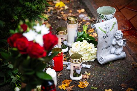 Blumen und Kerzen wurden am Tatort im Bremer Stadtteil Obervieland abgelegt. Foto: Sina Schuldt/dpa