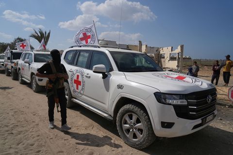 Die Hamas hat eine weitere Leiche an das Rote Kreuz übergeben, bei der es sich mutmaßlich um eine getötete Geisel handelt. (Arch