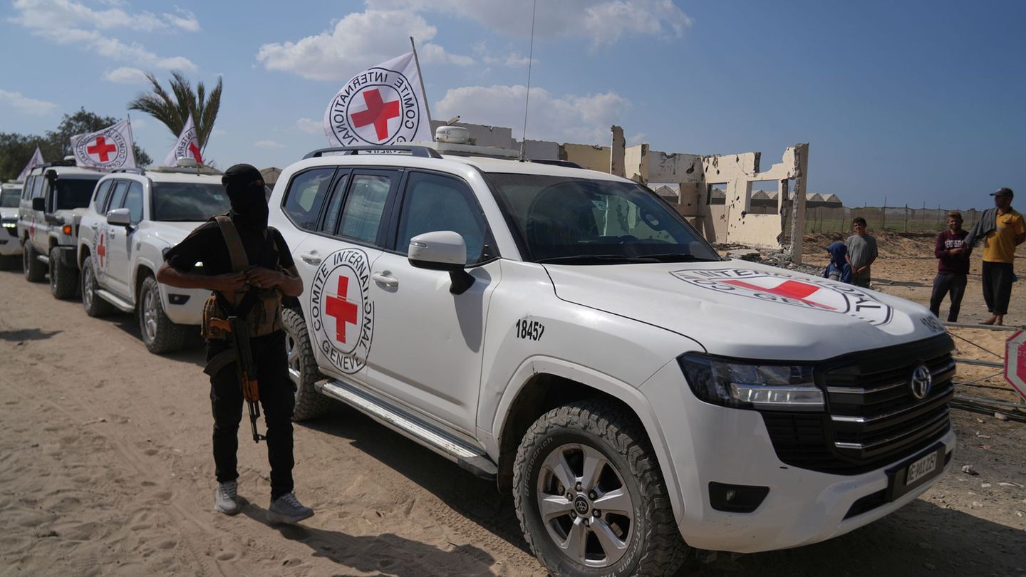 Die Hamas hat eine weitere Leiche an das Rote Kreuz übergeben, bei der es sich mutmaßlich um eine getötete Geisel handelt. (Arch