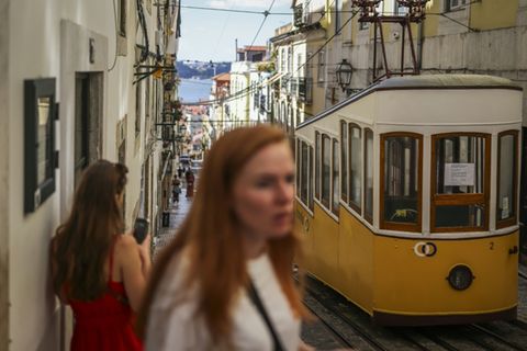 Touristen vor einer der außer Betrieb genommenen Standseilbahnen