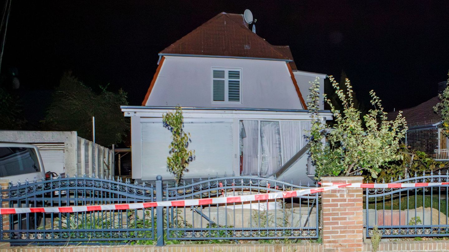 Es gibt starke Schäden am Haus - vor allem im und um das Wohnzimmer. Foto: Julius-Christian Schreiner/dpa