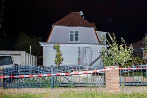 Es gibt starke Schäden am Haus - vor allem im und um das Wohnzimmer. Foto: Julius-Christian Schreiner/dpa