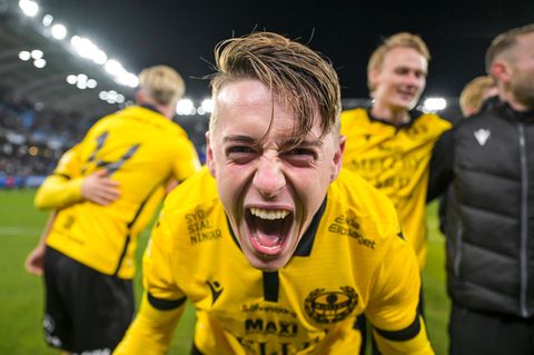 Mjällbys Elliot Stroud freut sich nach dem Abpfiff am Montag über den Meistertitel