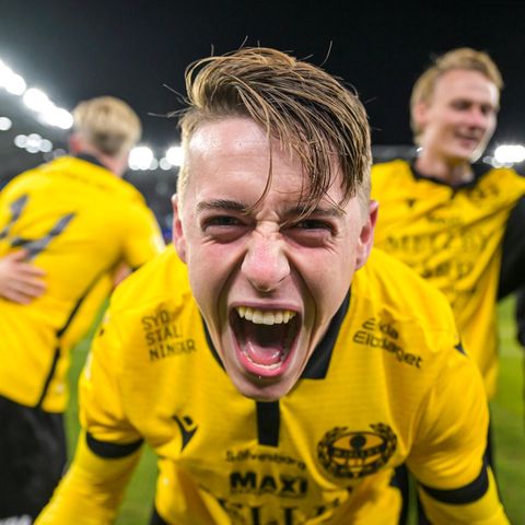 Mjällbys Elliot Stroud freut sich nach dem Abpfiff am Montag über den Meistertitel
