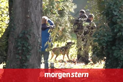 Ermittler suchen mit einem Spürhund auf dem Grundstück in Tauche nach Hinweisen im Vermisstenfall Rebecca Reusch