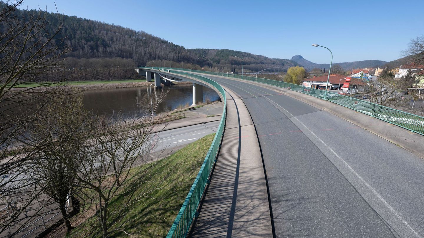 Nachdem die Elbbrücke in Bad Schandau monatelang geprüft wurde, stellt sich auch die angrenzende Gleisüberquerung als Sorgenkind