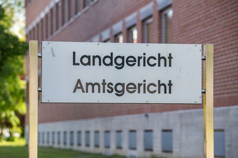 Vor dem Landgericht Landshut muss sich ein 33 Jahre alter Mann verantworten, der seine Großmutter angezündet haben soll. (Archiv
