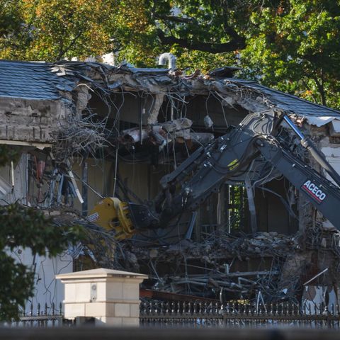 Ein Bagger reißt Teile des Weißen Hauses ab. Donald Trump will hier einen Ballsaal bauen