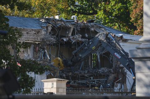 Ein Bagger reißt Teile des Weißen Hauses ab. Donald Trump will hier einen Ballsaal bauen