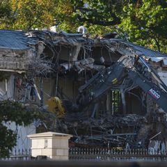Ein Bagger reißt Teile des Weißen Hauses ab. Donald Trump will hier einen Ballsaal bauen