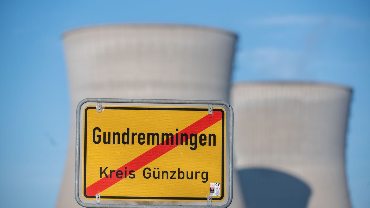 Die Kühltürme des ehemaligen Kernkraftwerks in Gundremmingen sollen am Samstag gesprengt werden. (Archivbild) Foto: Stefan Puchn