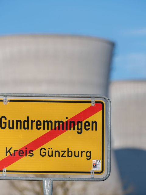 Die Kühltürme des ehemaligen Kernkraftwerks in Gundremmingen sollen am Samstag gesprengt werden. (Archivbild) Foto: Stefan Puchn