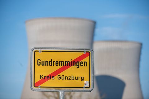 Die Kühltürme des ehemaligen Kernkraftwerks in Gundremmingen sollen am Samstag gesprengt werden. (Archivbild) Foto: Stefan Puchn