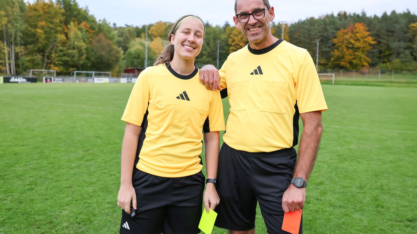 Vater und Tochter engagieren sich als Schiedsrichter. Foto: Daniel Löb/dpa