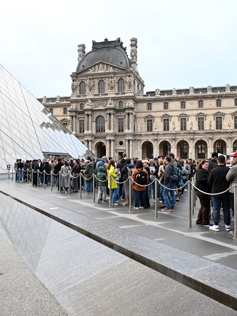 Der Louvre wurde nach dem Einbruch für Besucher geschlossen. Foto: Emma Da Silva/AP/dpa