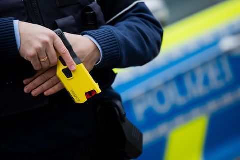 Ein Polizeibeamter demonstriert ein Distanz-Elektroimpulsgerät (DEIG), auch Taser genannt (Archivfoto) Foto: Rolf Vennenbernd/dp