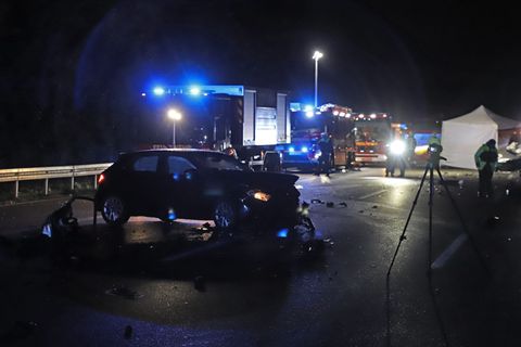 Der Falschfahrer wurde bei dem Unfall tödlich verletzt. Foto: Sascha Thelen/dpa