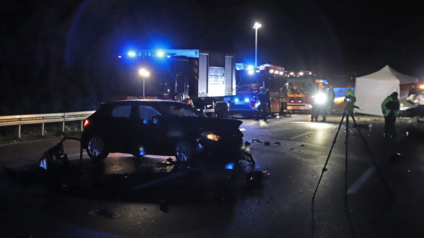 Der Falschfahrer wurde bei dem Unfall tödlich verletzt. Foto: Sascha Thelen/dpa