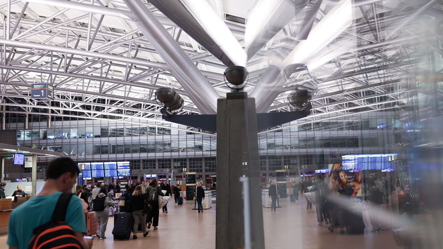 Der Flughafen will bis 2035 im eigenen Betrieb keine CO2-Emissionen verursachen. (Archivbild) Foto: Christian Charisius/dpa