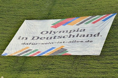 Mit einem großen Bann auf dem Olympiaberg wird für eine Münchner Sommerspiel-Bewerbung geworben. (Archivfoto) Foto: Malin Wunder